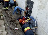 Bomberos acudieron al lugar para rescatar los cuerpos sepultados.