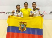 José Daniel Ugalde (i) y Juan Francisco Cueva (d), con la medalla de plata panamericana que ganaron en Bolivia. Los acompaña el entrenador de la selección nacional.