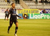 El delantero argentino Jonatan Bauman festeja tras marcar el gol del triunfo de Independiente del Valle en el campo de Macará.