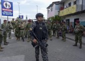 Militares ecuatorianos realizan operativos con fin de contrarrestar hechos delictivos y de violencia, durante el estado de excepción, en Guayaquil (Ecuador), en una fotografía de archivo.