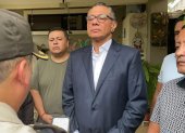 Jorge Glas mientras la policía lee sus derechos en la casa de uno de sus familiares.