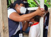 Acción.- En la provincia Morona Santiago una experta atiende a un niño, para analizar si tiene desnutrición.