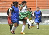 Jugadoras disputan un partido durante el primer Campeonato Departamental de Fútbol de Mujeres Indígenas de Cochabamba.