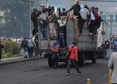 Paro. Indígenas subieron a sus camiones y se marcharon de las inmediaciones de la Casa de la Cultura. Otros salieron de Quito.