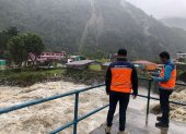 Tungurahua. Técnicos de la Secretaría de Gestión de Riesgos, estuvo en el sector del Pailón del Diablo ,en Baños de Agua Santa monitoreando la intensidad del caudal.
