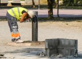 Un trabajador se refresca en una fuente de un parque de Lleida, este viernes en que todas las comarcas de Cataluña.