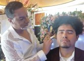 Maquillaje.- Julio Rangel demuestra el proceso para maquillar al novio, para que él también luzca bien en la foto.