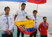 David Farinango (c), nadador ecuatoriano, muestra la bandera tricolor en el podio tras ganar la medalla de oro.