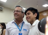 El joven posó junto al precandidato a la alcaldía de Guayaquil Jimmy Jairala en la firma de las candidaturas ante el CNE