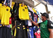 Aficionado nacional aprovecha el ‘remate’ de la antigua camiseta de la Tri en la Bahía.