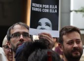Un momento de la concentración en repulsa por el atentado a la vicepresidenta de Argentina, Cristina Fernández, este viernes frente a la embajada Argentina, en Madrid.