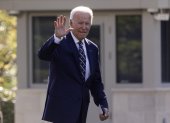 El presidente de Estados Unidos, Joe Biden, saluda mientras camina en el Jardín Sur de la Casa Blanca, en Washington (EE.UU.), este 9 de septiembre de 2022.