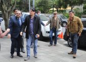 Con seguridad y junto a varios colaboradores llegó el presidente de la Comisión de Fiscalización a la Fiscalía General del Estado.