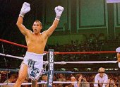 Héctor Camacho celebra tras vencer a "Sugar" Ray Leonard en 1997