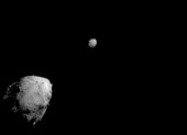 Imagen cedida por la NASA donde se muestra el asteroide Didymos (izq.) y su luna, Dimorphos (dcha.), unos 2,5 minutos antes del impacto de la nave espacial DART