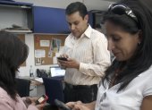 Comunicación.- Tres personas utilizan el internet móvil.
