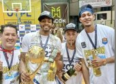 Jugadores y dirigentes de Jorge Guzmán celebrando el campeonato.