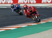 El piloto de Moto GP, Francesco Bagnaia (d) y Alex Rins, rodando en el circuito Ricardo Tormo de Cheste (Valencia).