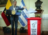 Presidente. La vieja Ley de Comunicación fue a parar, literalmente, al tacho de basura de la historia, que es un contenedor de plástico lavable Pica.