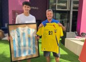 Javier Maluf con la camiseta 21 de Carlos Tenorio (d). Y su hijo Nicolás, con la de Diego Maradona.