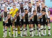 Doha (Qatar), 23/11/2022.- The starting eleven of Germany pose for a team picture before the FIFA World Cup 2022 group E soccer match between Germany and Japan at Khalifa International Stadium in Doha, Qatar, 23 November 2022.