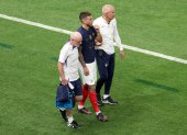 Al Wakrah (Qatar), 22/11/2022.- Lucas Hernandez of France walks off injured during the FIFA World Cup 2022 group D soccer match between France and Australia at Al Janoub Stadium in Al Wakrah.