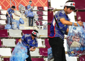 Hinchas japoneses limpiando el estadio después del partido.