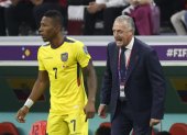 Gustavo Alfaro (d), entrenador de la selección ecuatoriana, blinda a sus jugadores.
