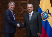 El presidente de México, Andrés Manuel López Obrador (d), posa junto al presidente   (México). El presidente de México, Andrés Manuel López Obrador, y su homólogo de Ecuador, Guillermo Lasso, arrancaron este jueves su reunión oficial en Ciudad de México que tiene como objetivo cerrar las negociaciones de un acuerdo comercial entre ambos países. EFE/ Mario Guzmán