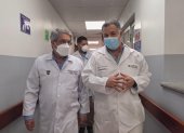 El ministro de Salud, José Ruales (i), y el exgerente del Teófilo Dávila, Daniel Calle, en un recorrido por el hopsital en julio de 2022.