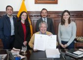 El presidente Guillermo Lasso anunció la firma del decreto acompañado de algunos de sus asesores.