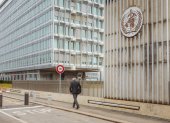 Ginebra. Un hombre camina frente a la sede de la OMS.