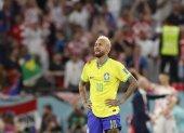 Neymar de Brasil se lamenta hoy, en un partido de los cuartos de final del Mundial de Fútbol Qatar 2022 entre Croacia y Brasil en el estadio Ciudad de la Educación en Rayán (Qatar)