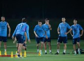 Los jugadores de la selección argentina (i-d) Germán Pezzella, Ángel Di María, Paulo Dybala, Guido Rodríguez y Exequiel Palacios participan en el entrenamiento del equipo este jueves en Doha, Catar. Argentina se enfrentará a Francia en la final del Mundial.