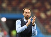 El seleccionador inglés avanzó en Qatar hasta cuartos de final.



Moscow (Russian Federation), 11/07/2018.- England head coach Gareth Southgate applauds fans after the FIFA World Cup 2018 semi final soccer match between Croatia and England in Moscow, Russia, 11 July 2018. (RESTRICTIONS APPLY: Editorial Use Only, not used in association with any commercial entity - Images must not be used in any form of alert service or push service of any kind including via mobile alert services, downloads to mobile devices or MMS messaging - Images must appear as still images and must not emulate match action video footage - No alteration is made to, and no text or image is superimposed over, any published image which: (a) intentionally obscures or removes a sponsor identification image; or (b) adds or overlays the commercial identification of any third party which is not officially associated with the FIFA World Cup) (Croacia, Mundial de Fútbol, Moscú, Inglaterra, Rusia) EFE/EPA/FACUNDO ARRIZABALAGA EDITORIAL USE ONLY RUSSIA SOCCER FIFA WORLD CUP 2018.