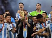 Lionel Messi logró levantar la Copa del Mundo con su país y confirmó que seguirá jugando para ella.