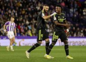 Karim Benzemá (i) intenta calmar a Vinicius Junior durante el partido de Liga ante el Valladolid.