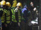 Miembros de la policía de Nepal inspeccionan los cuerpos de las víctimas del avión ATR72 de Yeti Airlines después de llevarlos al Hospital Universitario de Katmandú, este 17 de enero.