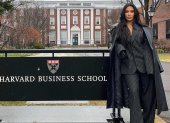 Kim Kardashian posa afuera de Harvard donde compartió sus conocimientos en finanzas.
