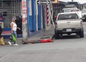 Un hombre fue visto husmeando una alcantarilla.