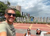 1. Turismo.  Los argentinos Carolina y Santiago disfrutaron 

de su paseo en el Malecón 2000 con el guayaquileño Anthony (en la imagen, quien toma la selfi) que los llevó a conocer la ciudad