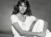 En la década del 70, la voz de Karen Carpenter cobró fama mundial, gracias a su envolvente voz y hermosas canciones. Junto a su hermano John formó el dúo Carpenters.