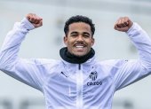 Justin Kluivert, ofensivo neerlandés, entrenó con normalidad.