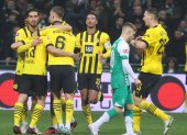 Bremen (Germany), 11/02/2023.- Dortmund"Äôs players celebrate the 2-0 lead during the German Bundesliga soccer match between SV Werder Bremen and Borussia Dortmund in Bremen, Germany, 11 February 2023. (Alemania, Rusia) EFE/EPA/FOCKE STRANGMANN CONDITIONS - ATTENTION: The DFL regulations prohibit any use of photographs as image sequences and/or quasi-video.
