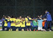 Los jugadores de la selección ecuatoriana sub-20 terminaron de rodillas en medio de la cancha, tras vencer 2-1 a Paraguay el domingo pasado y lograr la clasificación al Mundial de Indonesia que arrancará el 20 de mayo.