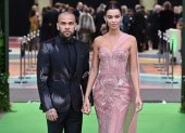 Dani Alves (i) junto a su esposa Joana Sanz posan para las cámaras.