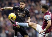 Alex Moreno (R) of Aston Villa in action against Jorginho (C) of Arsenal during the English Premier League soccer match between Aston Villa and Arsenal London in Birmingham, Britain, 18 February 2023. (Reino Unido, Londres) EFE/EPA/Andrew Yates EDITORIAL USE ONLY. No use with unauthorized audio, video, data, fixture lists, club/league logos or "live" services. Online in-match use limited to 120 images, no video emulation. No use in betting, games or single club/league/player publications