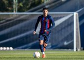 Almeida, de 18 años,  juega como defensa y su equipo actual es el FC Barcelona Juvenil “A” de la División de Honor Juvenil en el balompié de España.