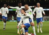Dublin (Ireland), 27/03/2023.- Benjamin Pavard of France (C) celebrates with his teammates after scoring the 0-1 goal during the UEFA EURO 2024 qualification match between Ireland and France in Dublin, Ireland, 27 March 2023. (Francia, Irlanda) EFE/EPA/Lorraine O"Sullivan