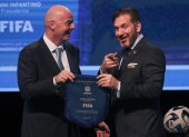 El presidente de la FIFA, Gianni Infantino (i) junto al presidente de la Conmebol, Alejandro Domínguez durante el Congreso Ordinario.
